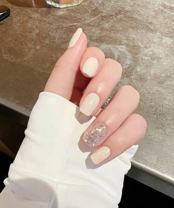 Mẫu nail trắng sữa kết hợp charm ánh bạc