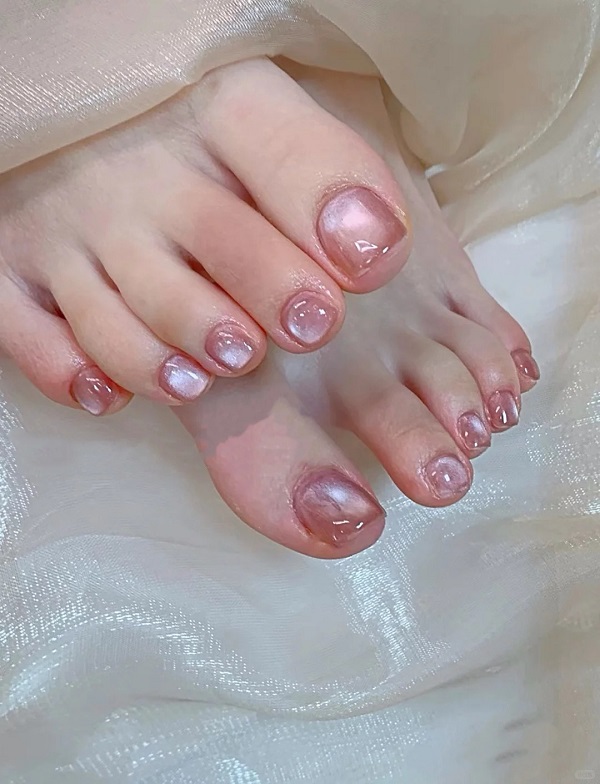 Nail chân cô dâu ánh kim nhẹ nhàng mà quý phái