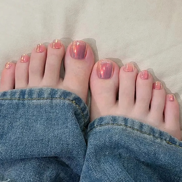 Nail chân cô dâu đính đá bản nhỏ tinh tế