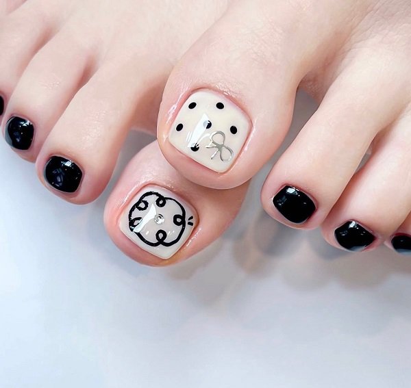 Nail chân đen sang chảnh tôn làn da trắng