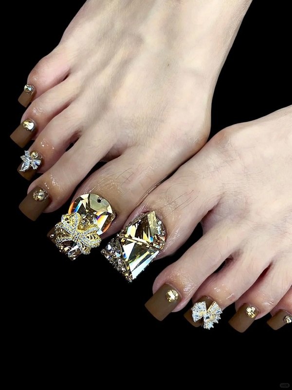 Nail chân đen sang chảnh với họa tiết đơn giản mà đẳng cấp