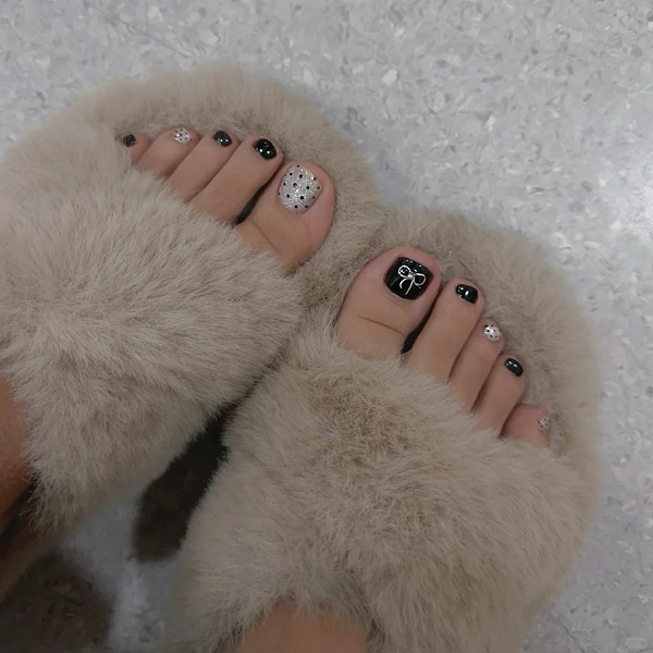 Nail chân đen trắng đơn giản dành cho mùa hè