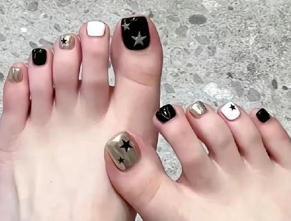Nail chân đen trắng kết hợp ánh nhũ lấp lánh