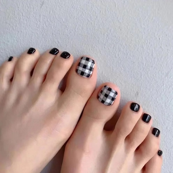 Nail chân đen trắng nhẹ nhàng mà thu hút