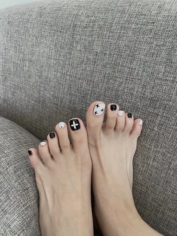 Nail chân đen trắng phối họa tiết hình học độc đáo