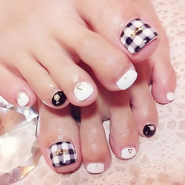 Nail chân đen trắng phong cách nghệ thuật đơn sắc