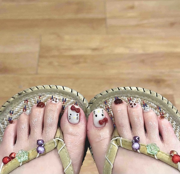 Nail chân đính charm dễ thương với charm gấu Brown