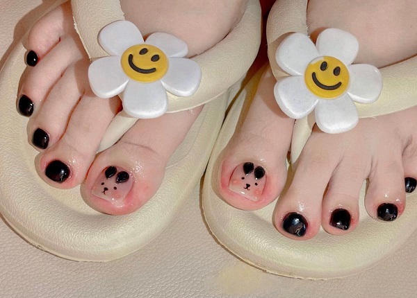 Nail chân đính charm hoạt hình kết hợp sơn gel màu nude