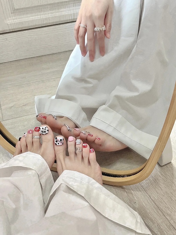 Nail chân đính charm hoạt hình phù hợp đi chơi cuối tuần