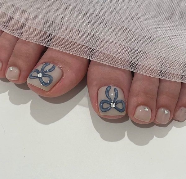 Nail chân màu trắng sang chảnh kết hợp charm nhẹ