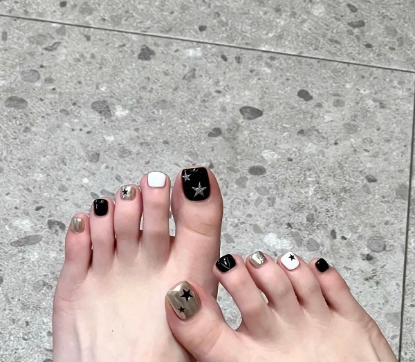 Nail chân trắng đen cá tính dành cho nàng nổi bật