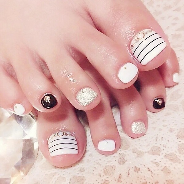 Nail chân trắng đen dành cho các nàng công sở