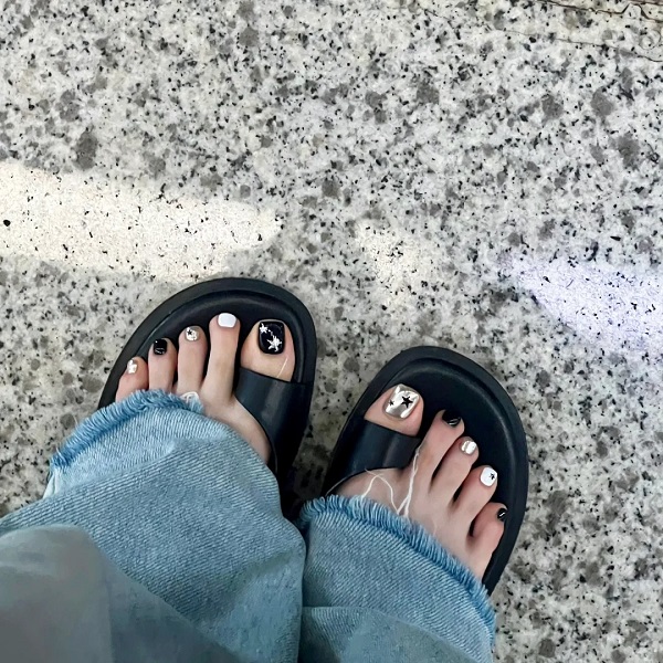 Nail chân trắng đen phối kẻ sọc cá tính