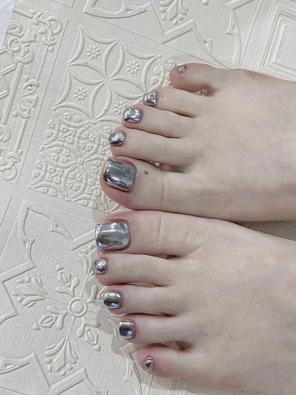 Nail chân tráng gương bạc phong cách Hàn Quốc