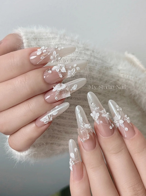 Nail cô dâu màu trắng đính đá giúp cô dâu thêm rạng rỡ