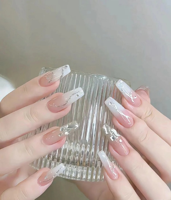 Nail cô dâu màu trắng đính đá lấp lánh sang trọng