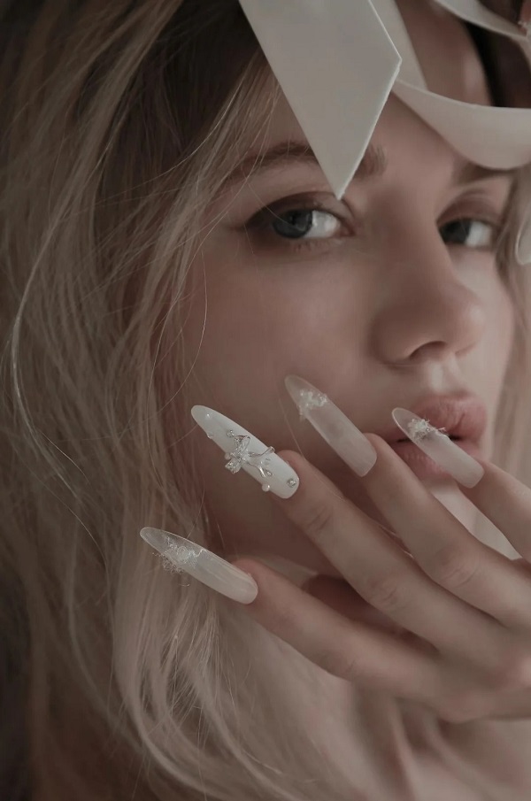 Nail cô dâu màu trắng đính đá phong cách Hàn Quốc