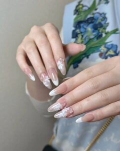 Nail cô dâu màu trắng đính đá phong cách hoàng gia