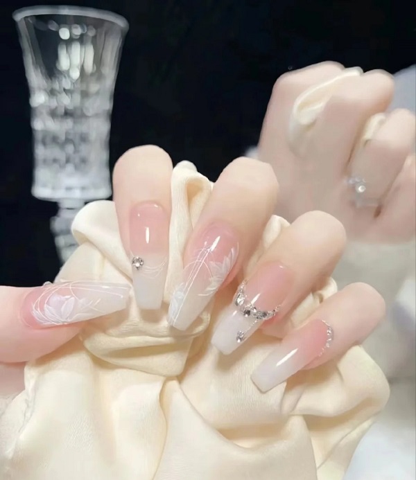 Nail cô dâu màu trắng đính đá phù hợp mọi kiểu váy cưới
