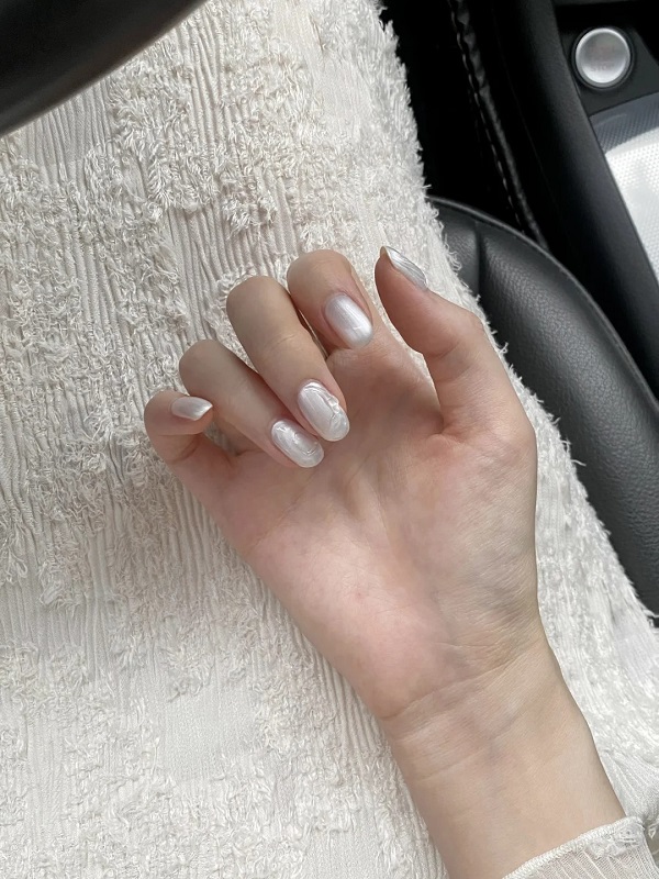 Nail cô dâu màu trắng với charm ngọc trai quý phái