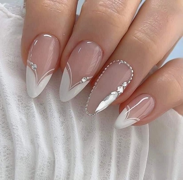 Nail đầu móng trắng đính đá tông lạnh dịu mắt