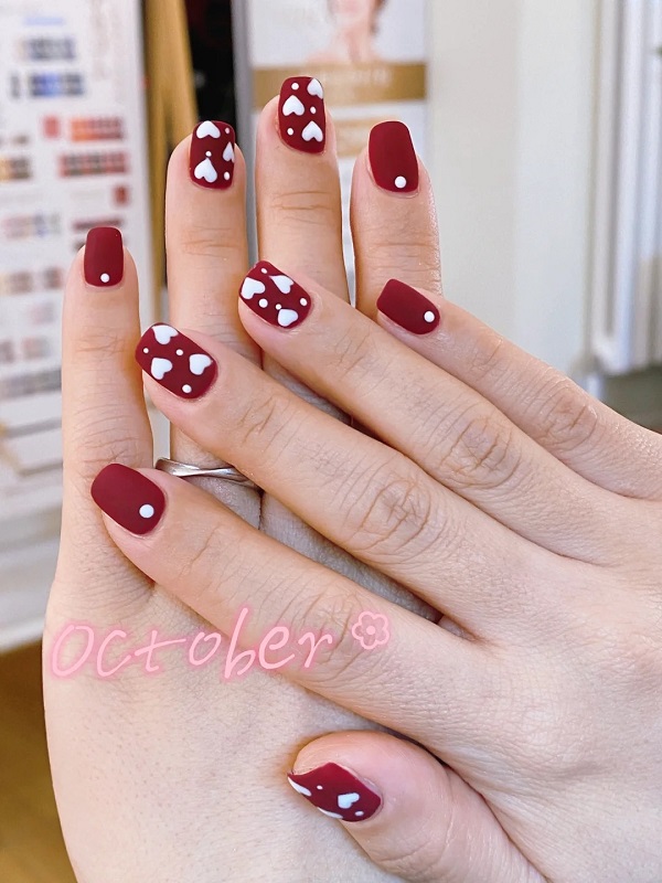Nail đỏ trắng với họa tiết kẻ sọc độc đáo