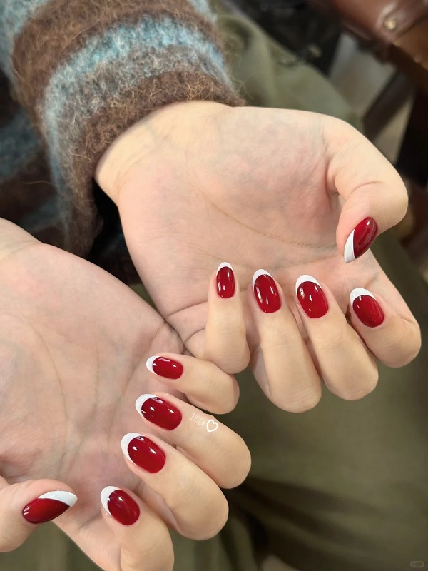 Nail đỏ trắng với họa tiết trái tim dễ thương