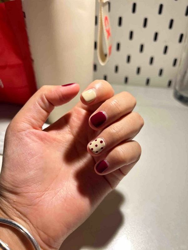 Nail màu đỏ trắng cho nàng thích sự nổi bật