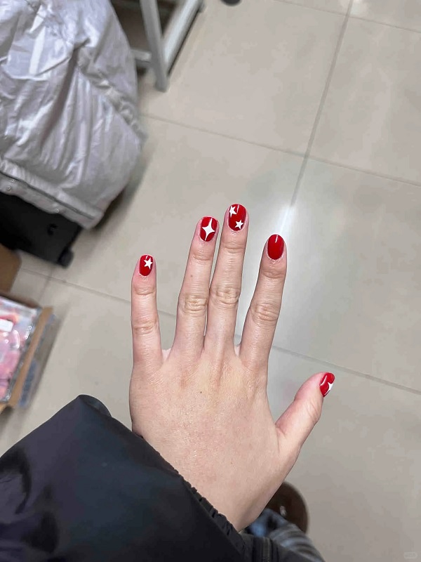 Nail màu đỏ trắng dành cho móng tay ngắn