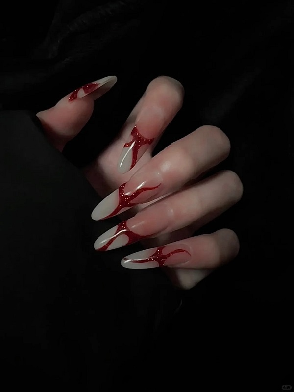 Nail màu đỏ trắng giúp bàn tay thêm nổi bật
