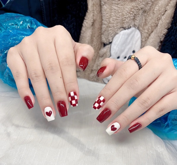Nail màu đỏ trắng kết hợp hoa văn nhẹ nhàng