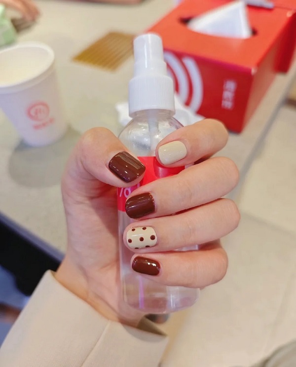 Nail màu đỏ trắng phong cách Nhật Bản