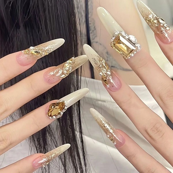 Nail màu trắng sữa giúp đôi tay thêm nổi bật