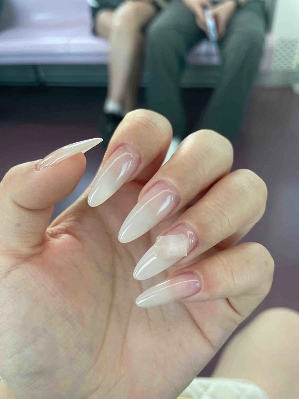 Nail màu trắng sữa nhẹ nhàng phù hợp mọi dịp