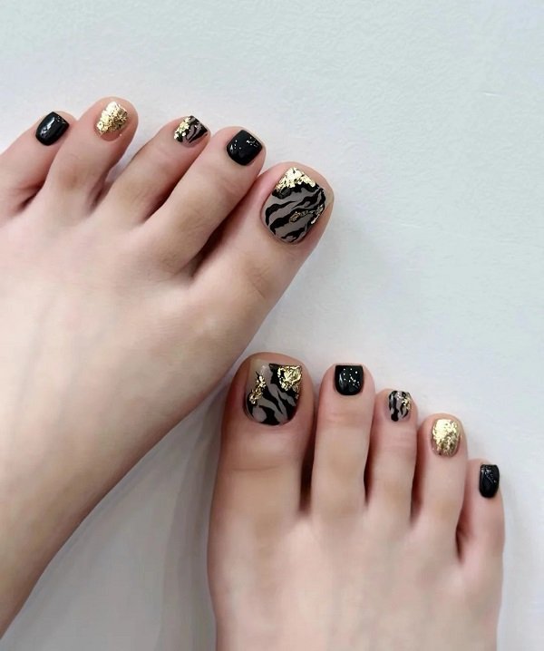 Nail móng chân sang chảnh đi cùng phụ kiện ánh vàng