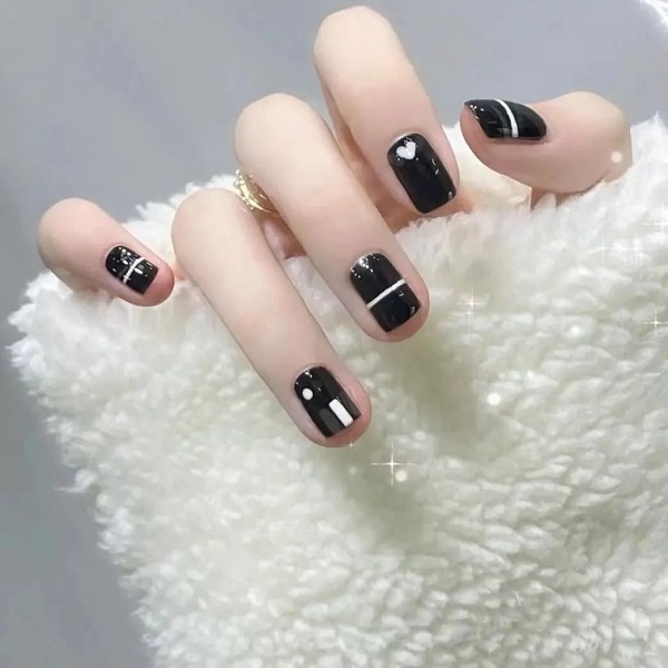 Nail trắng đen kết hợp họa tiết vẽ tay độc đáo