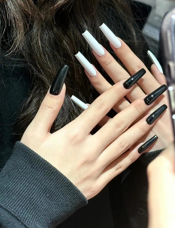 Nail trắng đen phù hợp với mọi phong cách thời trang