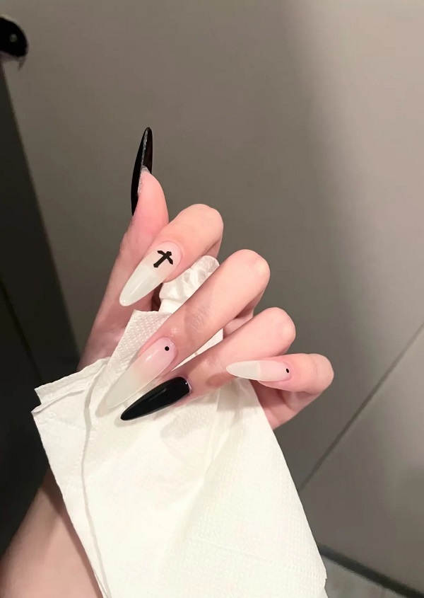 Nail trắng đen tông trầm đầy quyến rũ