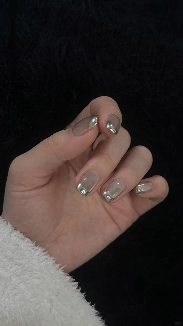 Nail tráng gương bạc cá tính cho nàng năng động