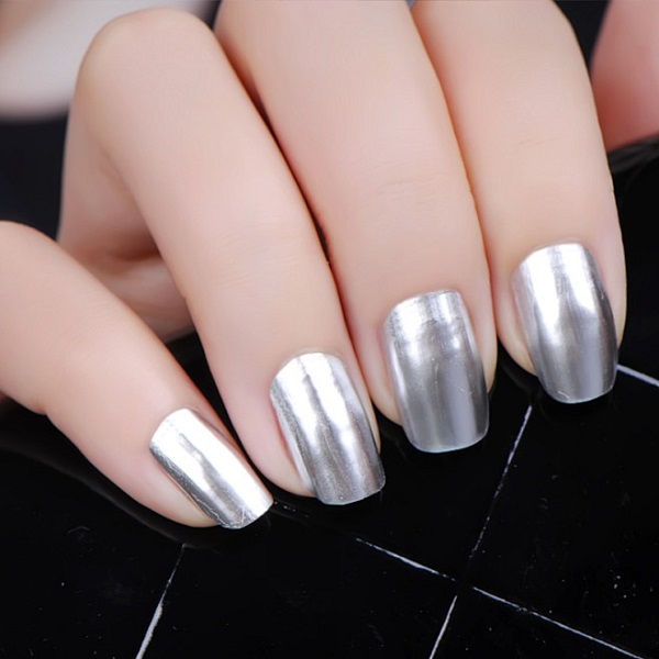 Nail tráng gương bạc cực hợp với outfit mùa đông