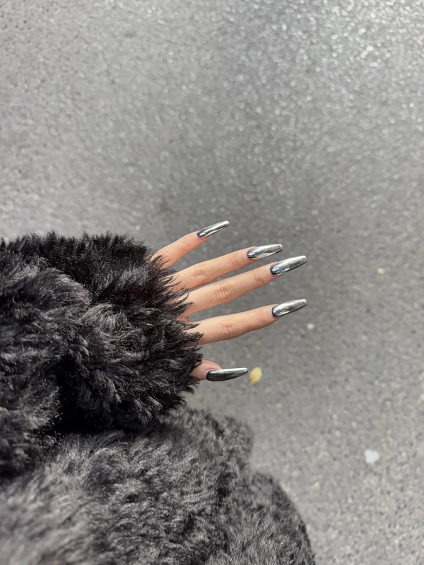 Nail tráng gương bạc đẹp mắt cho móng tay ngắn