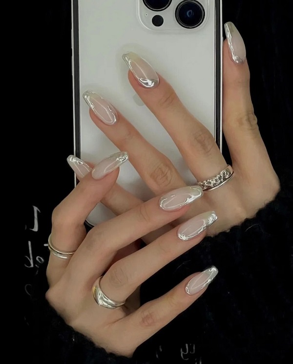 Nail tráng gương bạc giúp tôn da tay