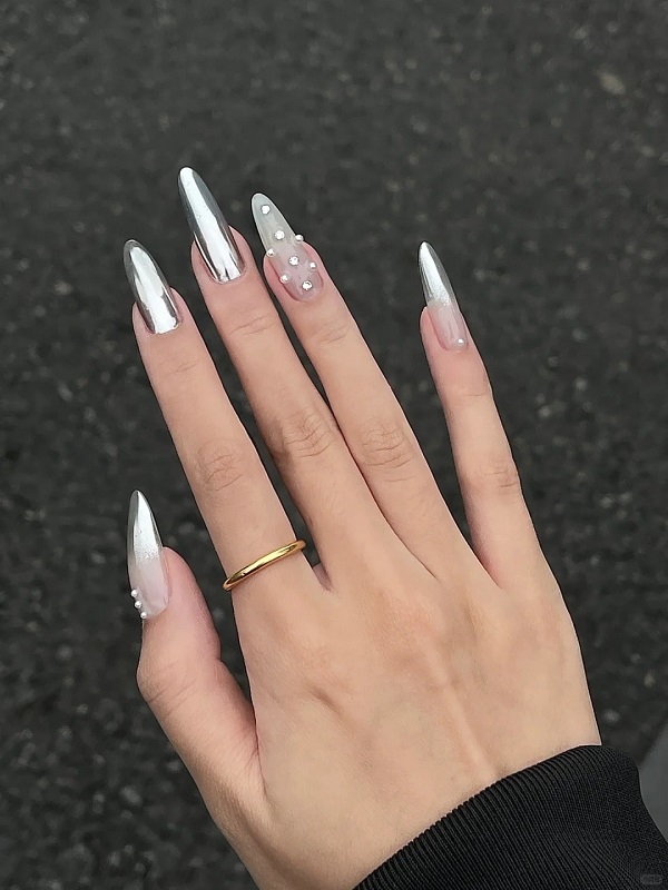 Nail tráng gương bạc kết hợp đá lấp lánh
