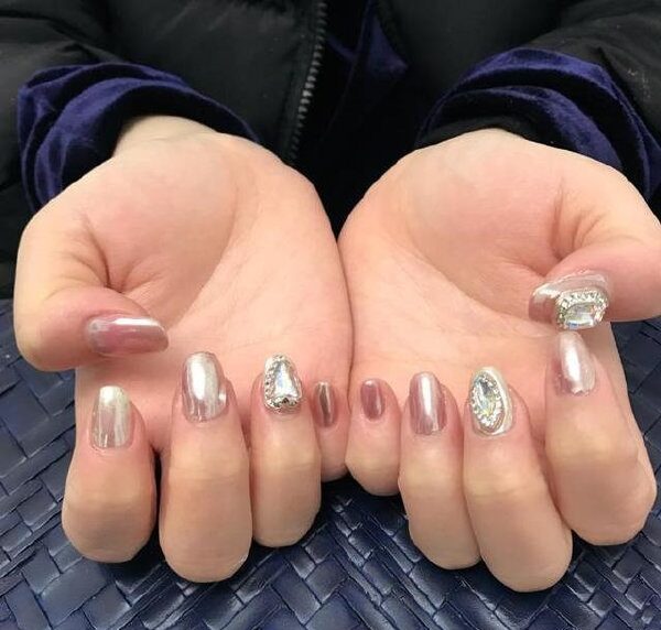 Nail tráng gương bạc sang trọng dành cho cô dâu