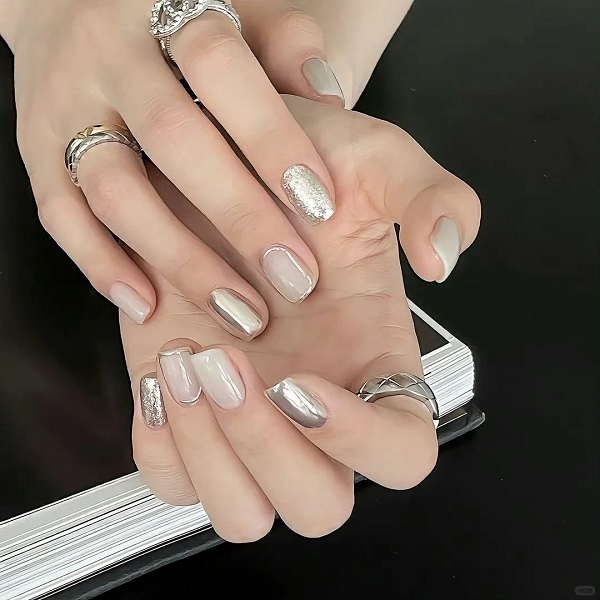 Nail tráng gương bạc tinh tế và quý phái