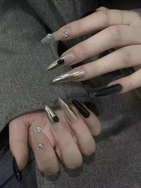 Nail tráng gương bạc với họa tiết vẽ tay độc đáo