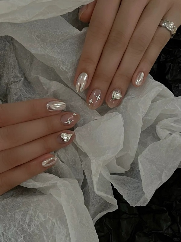 Nail tráng gương đính đá ánh kim cho dịp đặc biệt
