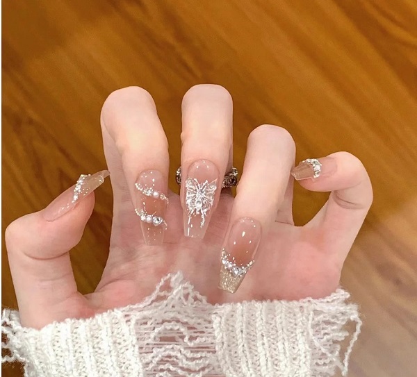 Nail tráng gương đính đá đậm chất nghệ thuật