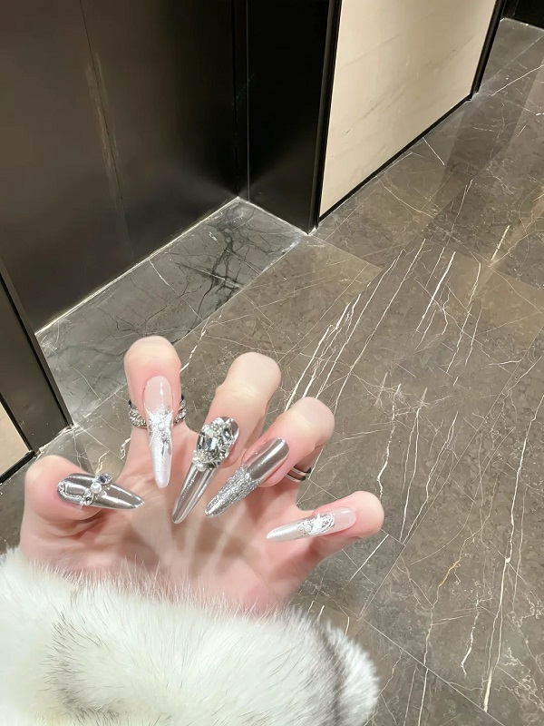 Nail tráng gương đính đá kết hợp charm thời thượng