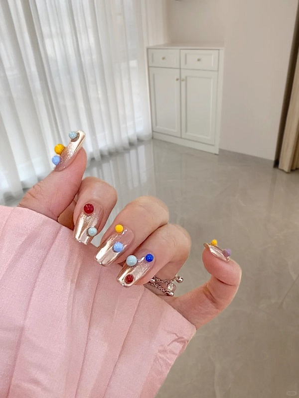 Nail tráng gương đính đá kết hợp họa tiết hoa